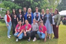 Wolontariusze ze Szkolnego Koła Caritas na pikniku integracyjnym w Anielinie